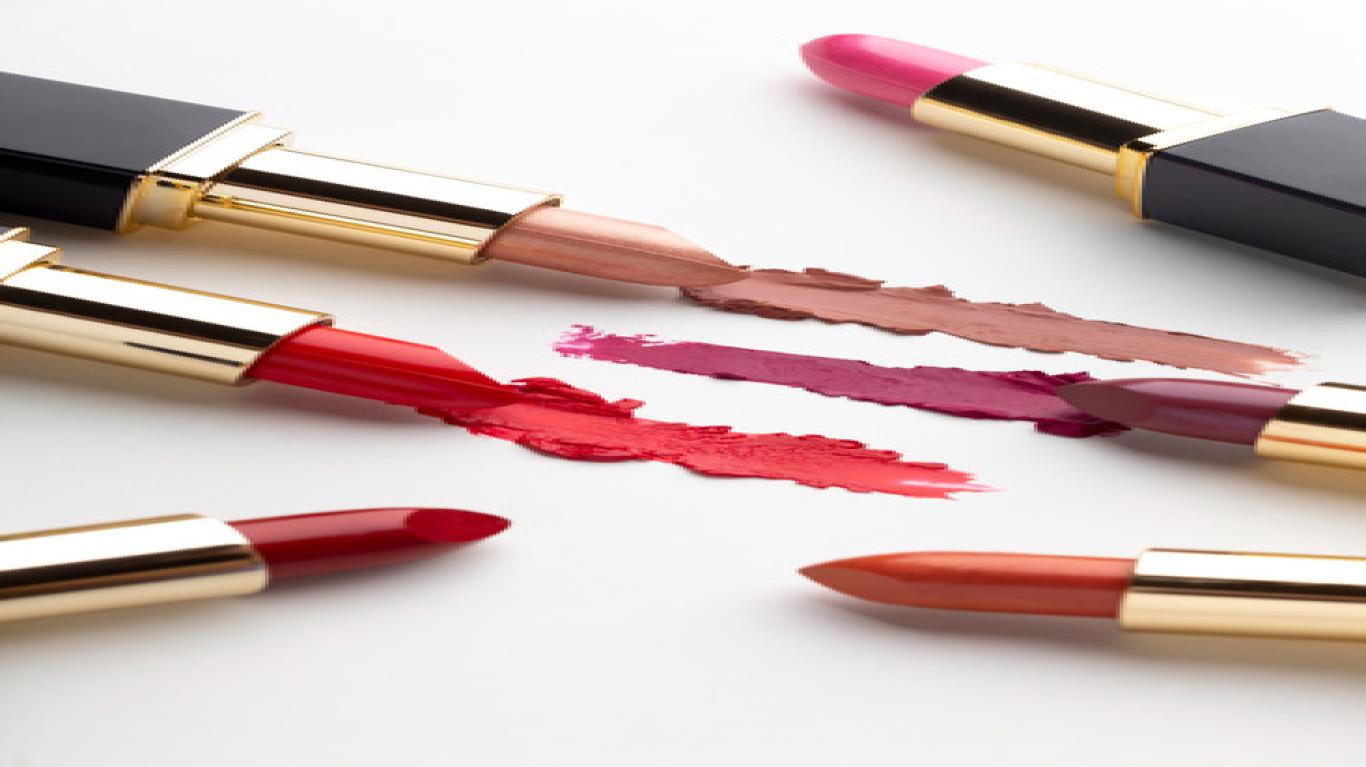 مقایسه 5 رژ لب پرطرفدار در سال 2025