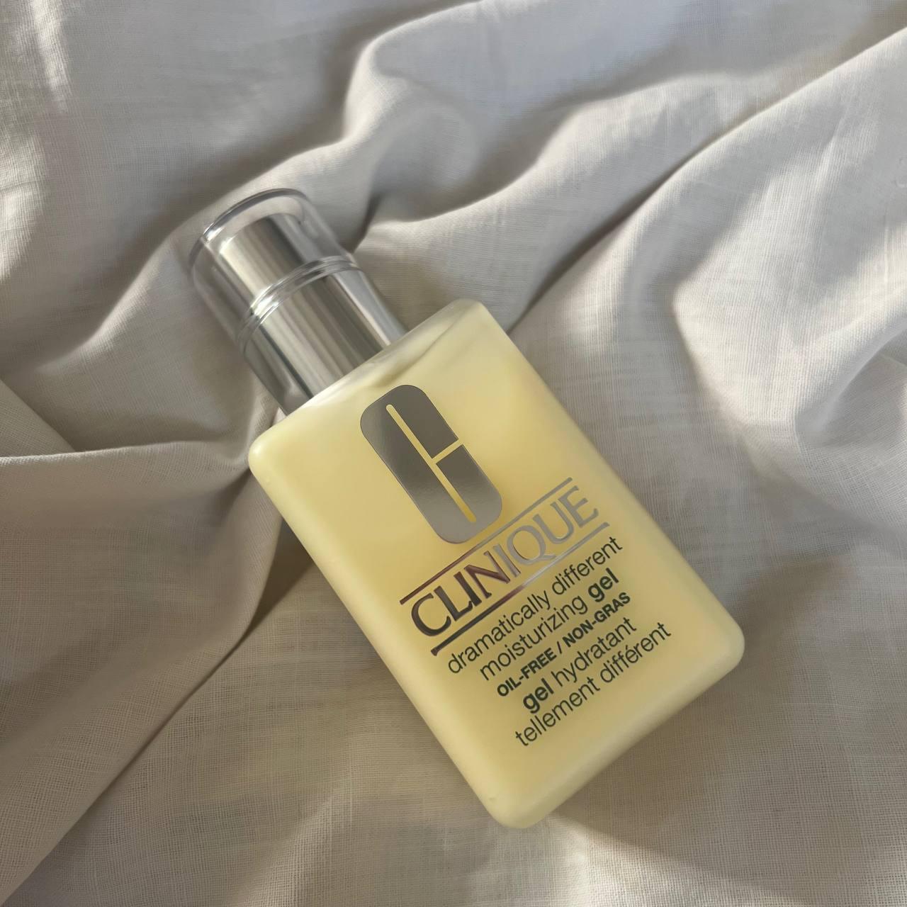 مرطوب کننده پوست چرب مدل ژل کلینیک 125میل